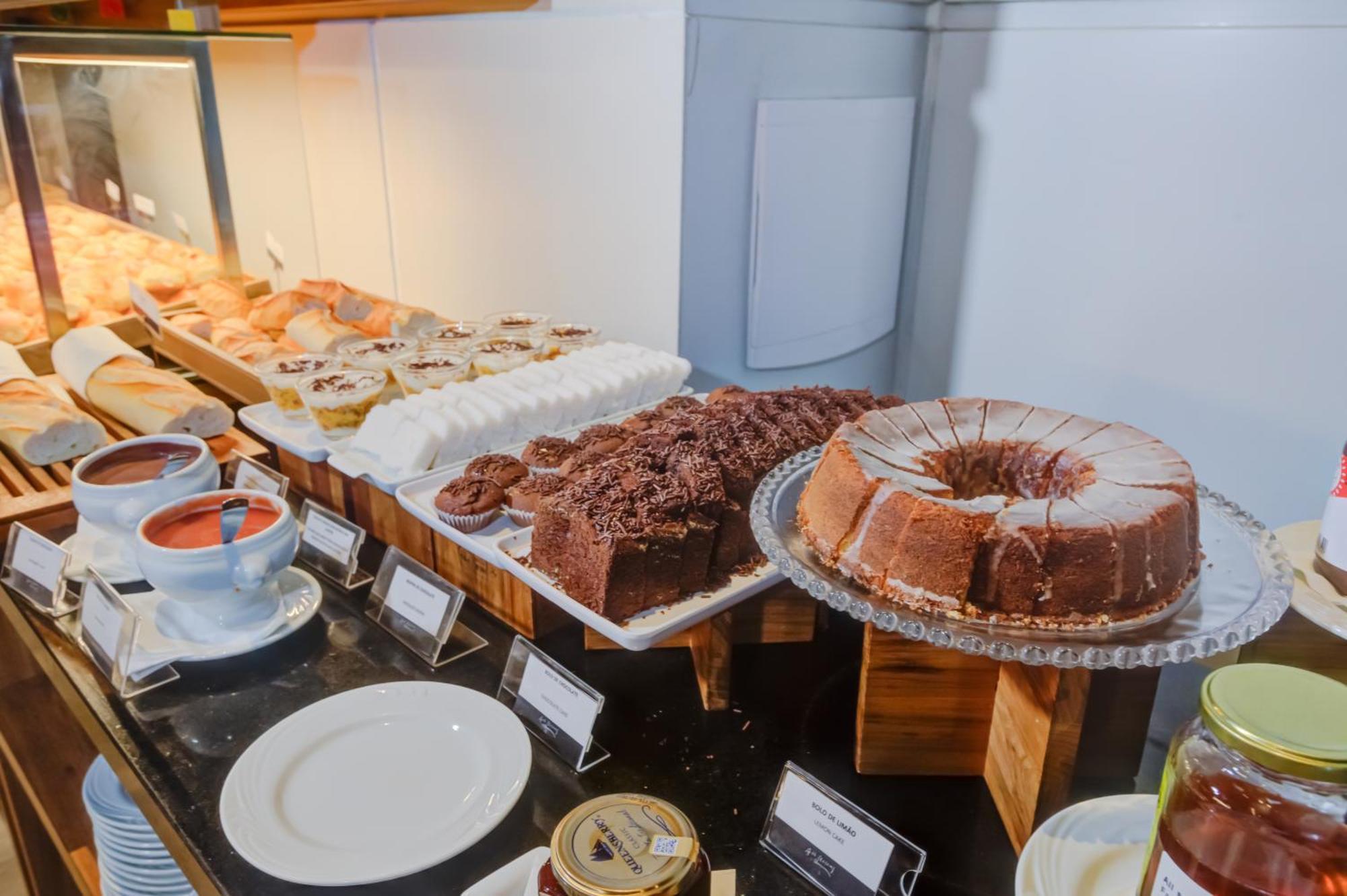 Radisson Sao Paulo Paulista Hotel ภายนอก รูปภาพ A selection of cakes at a buffet