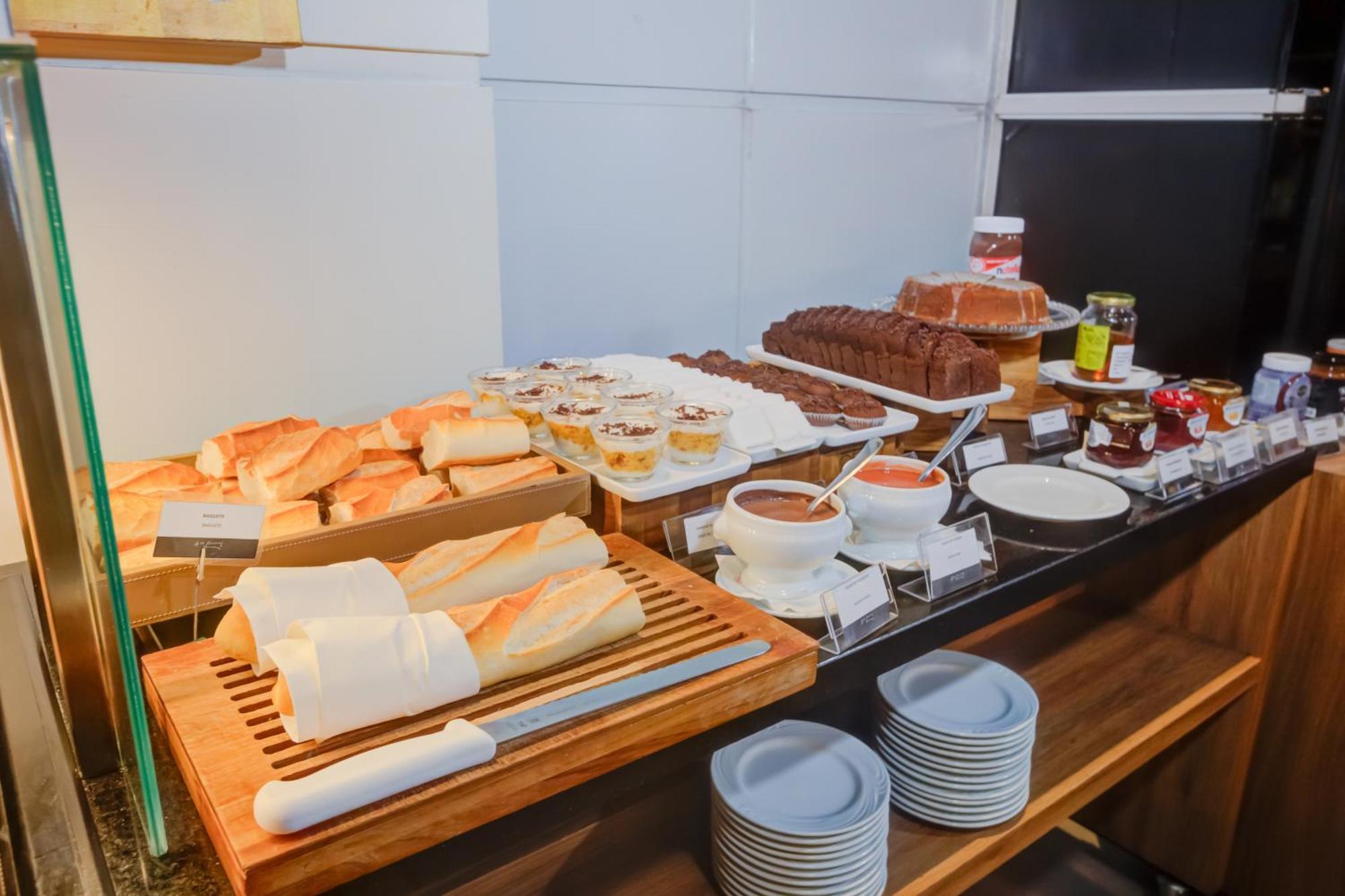 Radisson Sao Paulo Paulista Hotel ภายนอก รูปภาพ A selection of pastries at a buffet