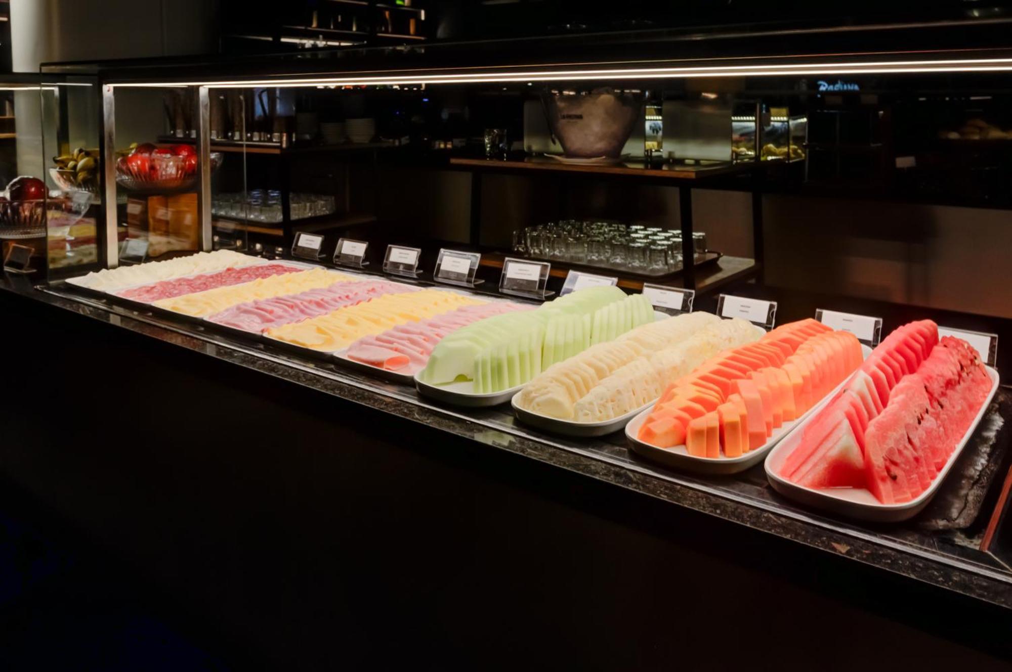 Radisson Sao Paulo Paulista Hotel ภายนอก รูปภาพ A selection of fruit at a buffet