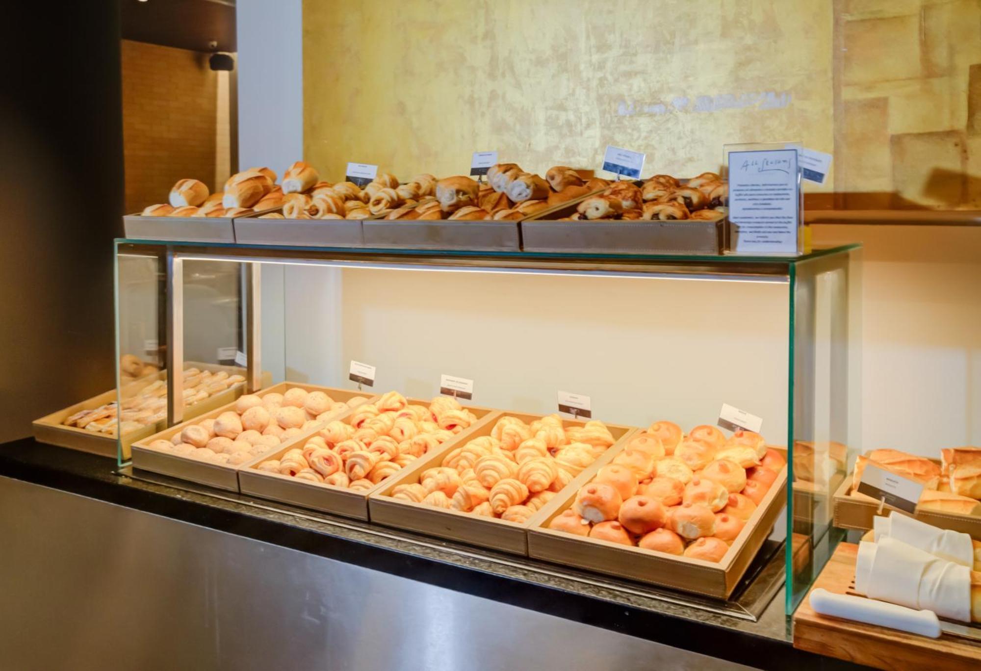 Radisson Sao Paulo Paulista Hotel ภายนอก รูปภาพ A display case of pastries