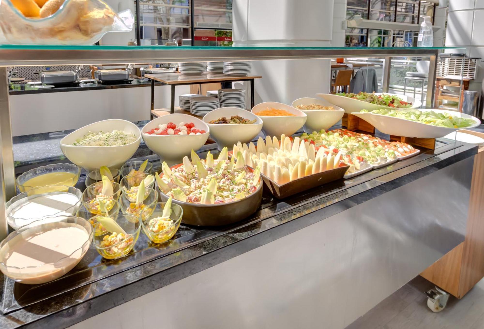 Radisson Sao Paulo Paulista Hotel ภายนอก รูปภาพ A salad bar