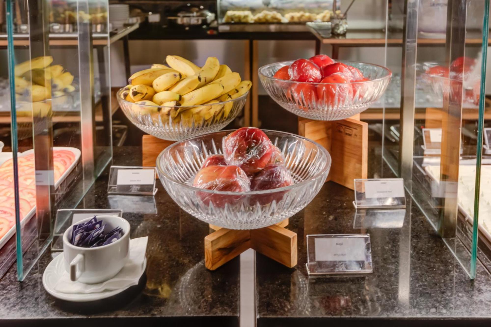 Radisson Sao Paulo Paulista Hotel ภายนอก รูปภาพ Fruit at a buffet