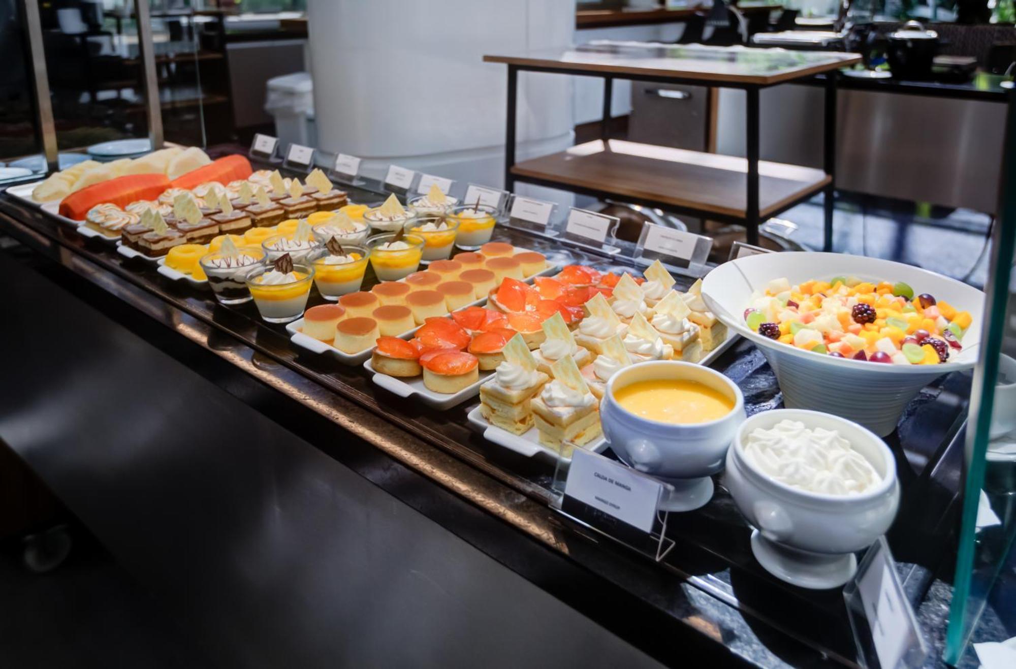 Radisson Sao Paulo Paulista Hotel ภายนอก รูปภาพ A selection of desserts at a buffet