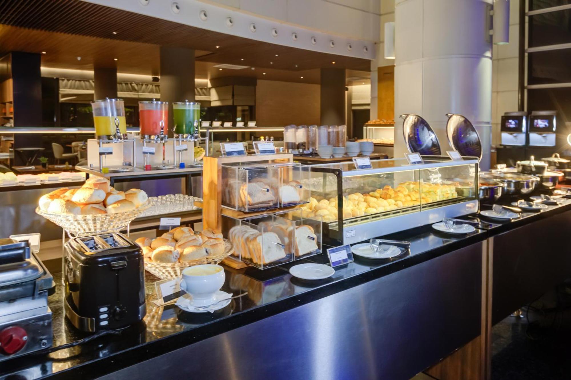 Radisson Sao Paulo Paulista Hotel ภายนอก รูปภาพ A buffet at a hotel