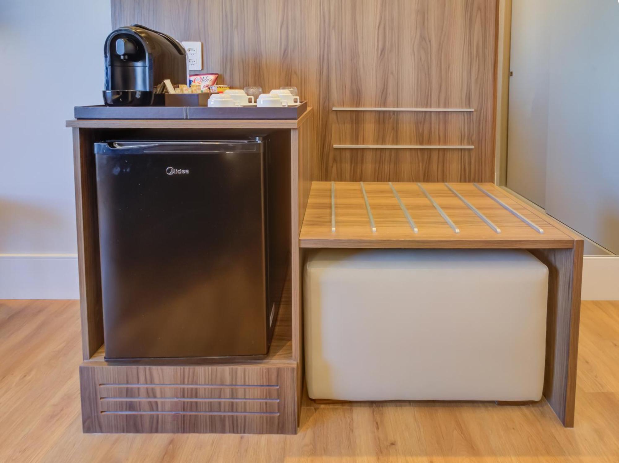 Radisson Sao Paulo Paulista Hotel ภายนอก รูปภาพ A small refrigerator in a hotel room